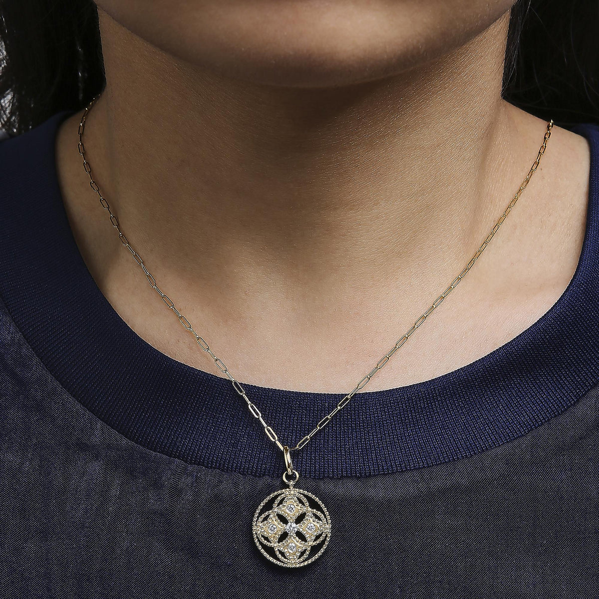 14K Yellow Gold 1/6 Cttw Diamond Openwork Medallion Pendant Necklace