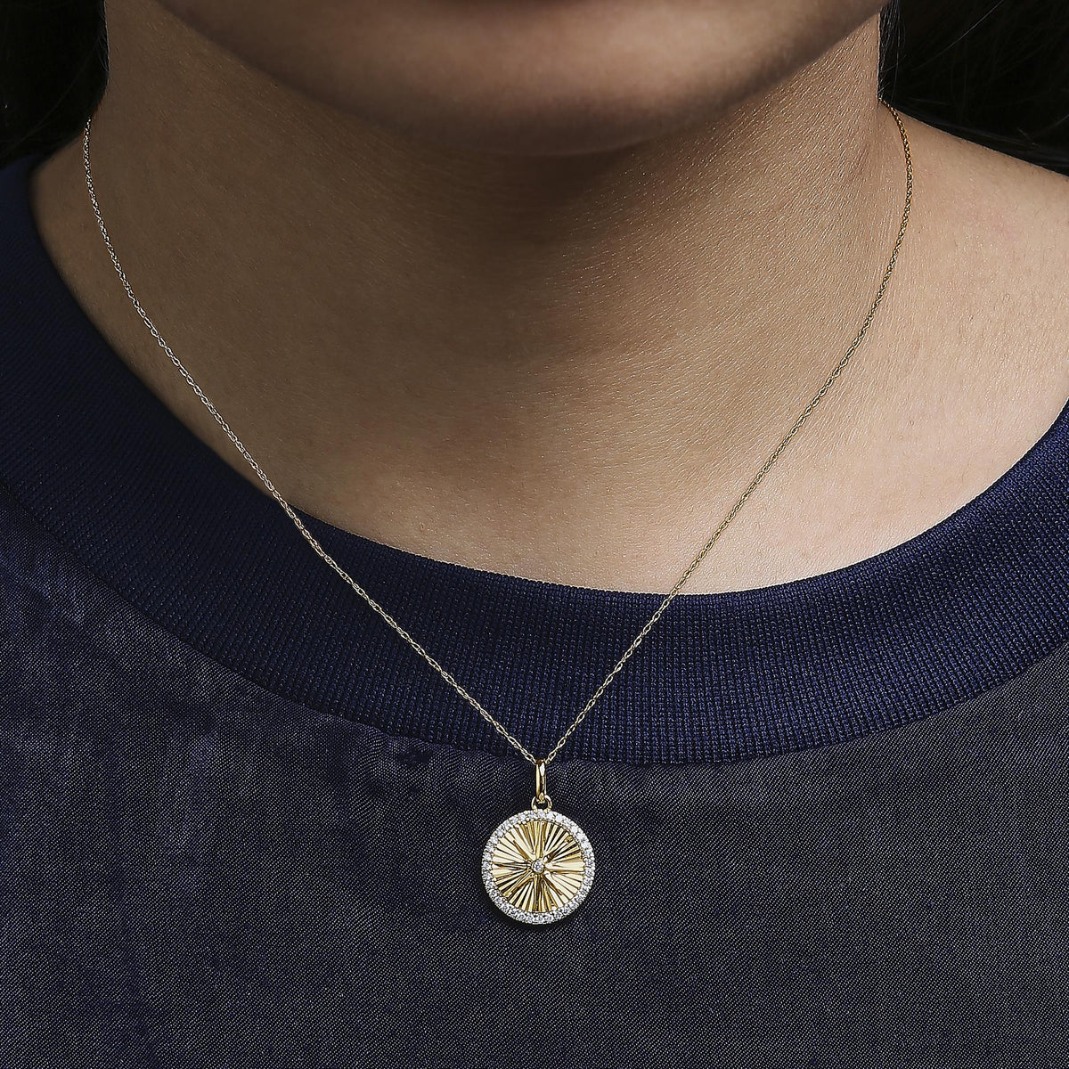 14K Yellow Gold 1/5 Cttw Diamond Starburst Fluted Medallion Pendant Necklace