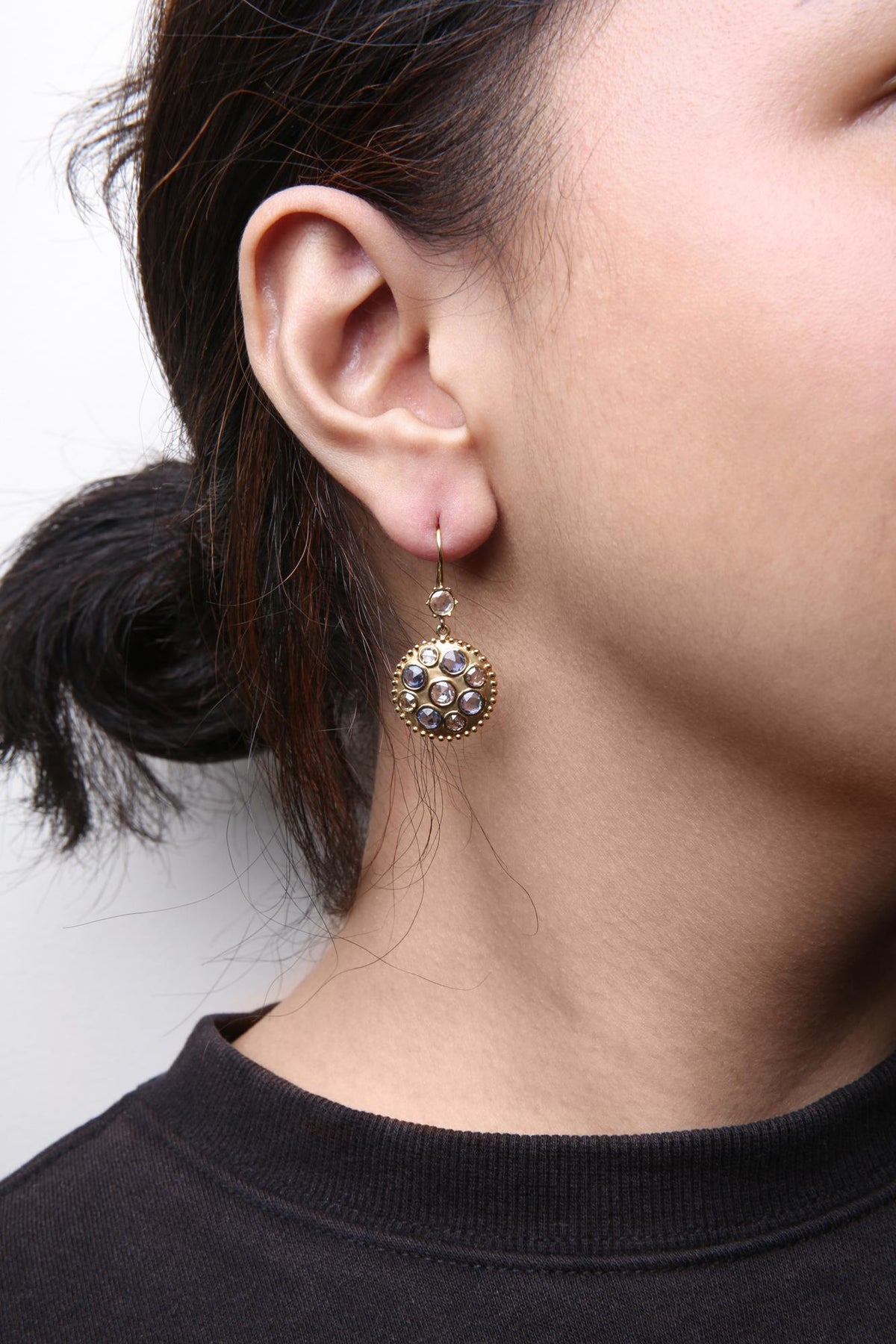 Boucles d'oreilles pendantes en or jaune 18 carats avec diamants et saphir bleu 1 2/3 carats avec médaillon en grappe de pierres précieuses (couleur marron et GH, clarté SI1-SI2)