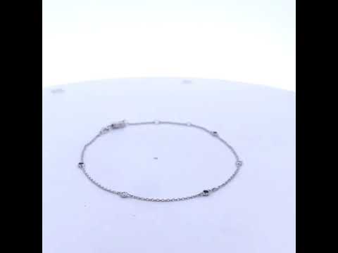 Rotating video showing the jewelry item
