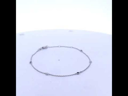 Rotating video showing the jewelry item