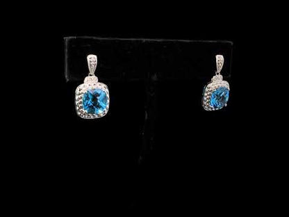 Rotating video showing the jewelry item