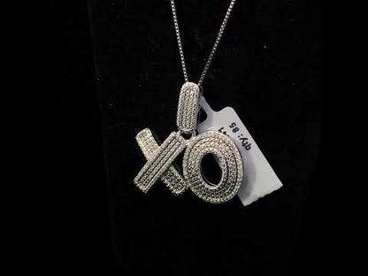 Rotating video showing the jewelry item