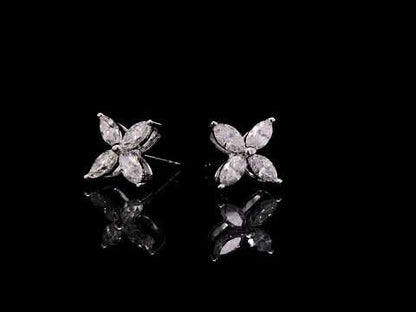 Rotating video showing the jewelry item