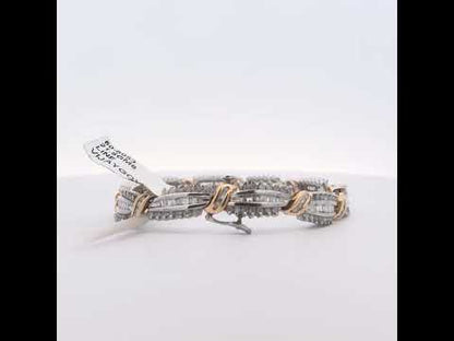 Rotating video showing the jewelry item