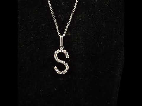 Rotating video showing the jewelry item