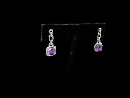 Rotating video showing the jewelry item