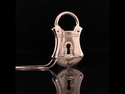 Rotating video showing the jewelry item