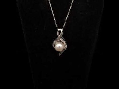 Rotating video showing the jewelry item