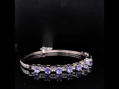 Rotating video showing the jewelry item