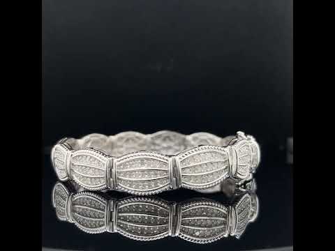 Rotating video showing the jewelry item