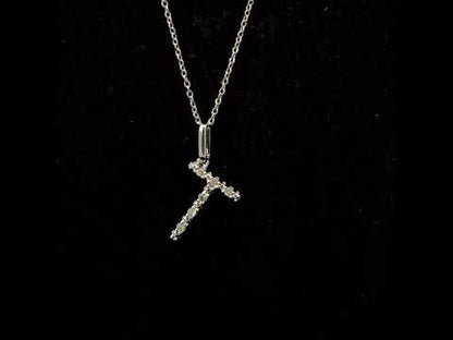 Rotating video showing the jewelry item