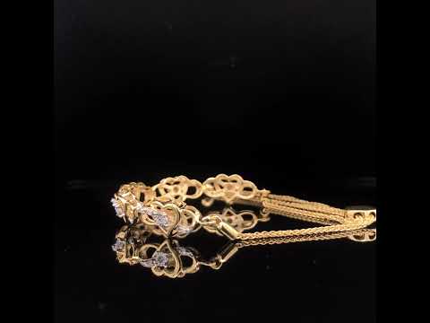 Rotating video showing the jewelry item