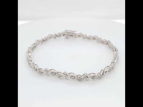 Rotating video showing the jewelry item