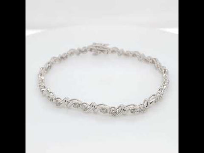 Rotating video showing the jewelry item