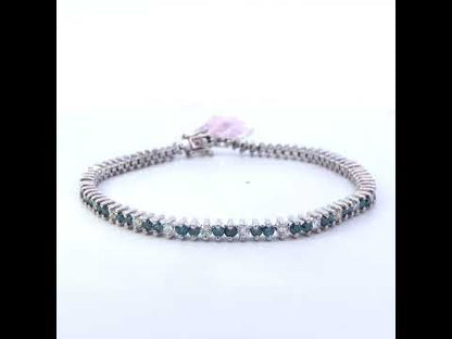 Rotating video showing the jewelry item