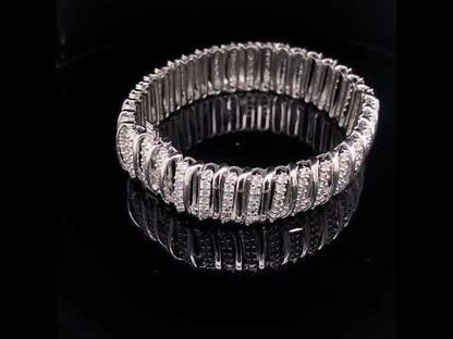 Rotating video showing the jewelry item