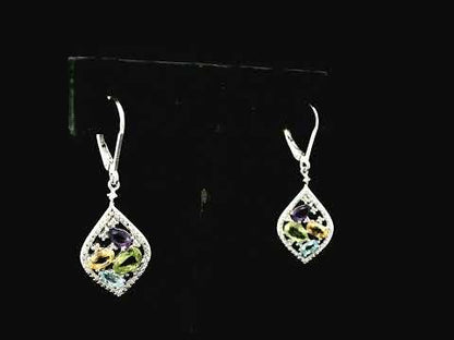 Rotating video showing the jewelry item