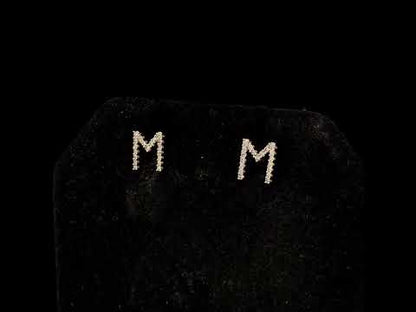 Rotating video showing the jewelry item