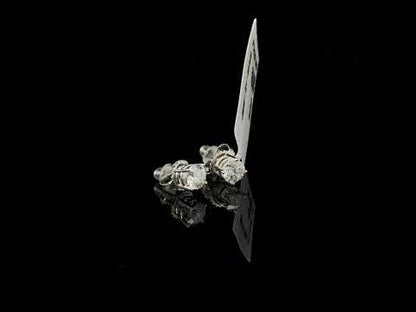 Rotating video showing the jewelry item