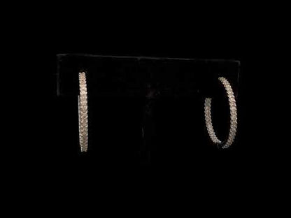 Rotating video showing the jewelry item