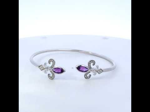Rotating video showing the jewelry item