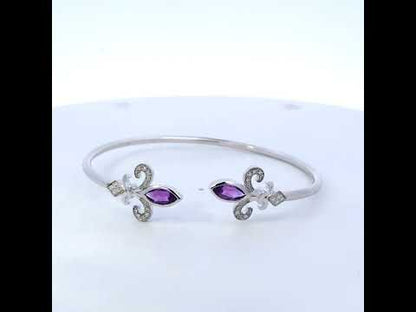 Rotating video showing the jewelry item