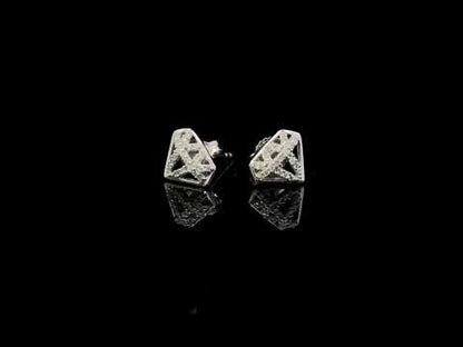 Rotating video showing the jewelry item
