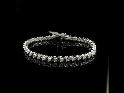 Rotating video showing the jewelry item