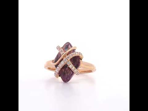 Rotating video showing the jewelry item