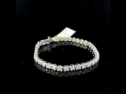 Rotating video showing the jewelry item