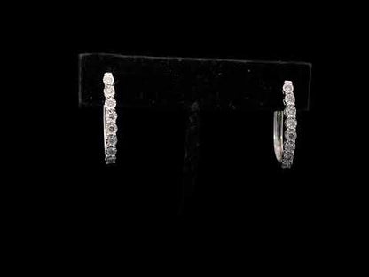 Rotating video showing the jewelry item
