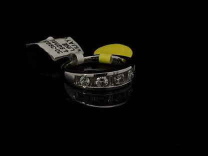 Rotating video showing the jewelry item