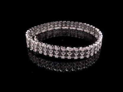 Rotating video showing the jewelry item