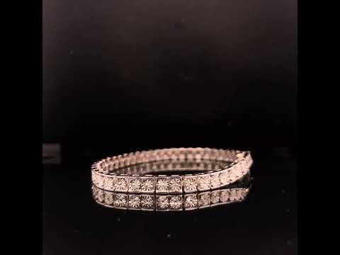 Rotating video showing the jewelry item