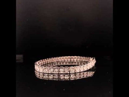 Rotating video showing the jewelry item