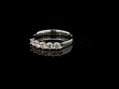 Rotating video showing the jewelry item