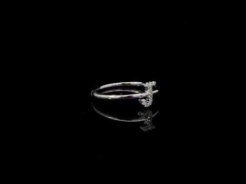 Rotating video showing the jewelry item