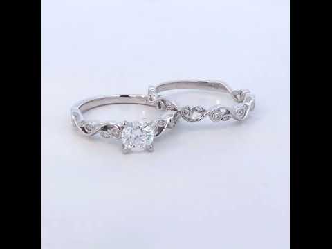 Rotating video showing the jewelry item