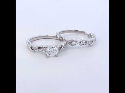 Rotating video showing the jewelry item