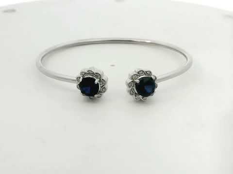 Rotating video showing the jewelry item