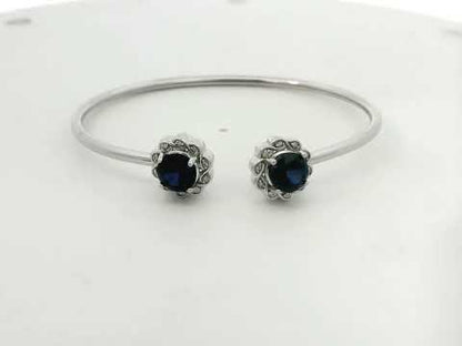 Rotating video showing the jewelry item