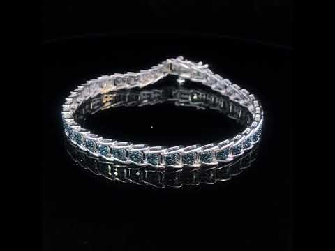 Rotating video showing the jewelry item