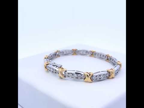 Rotating video showing the jewelry item