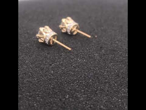 Rotating video showing the jewelry item