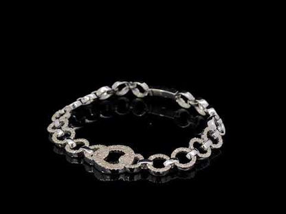 Rotating video showing the jewelry item