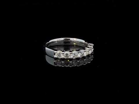 Rotating video showing the jewelry item