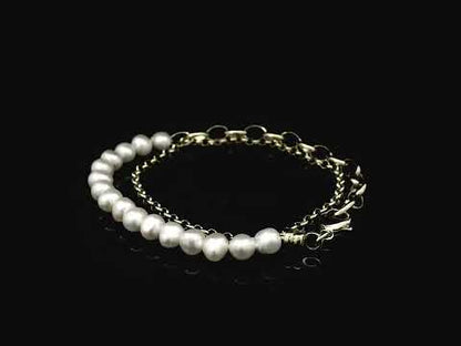 Rotating video showing the jewelry item