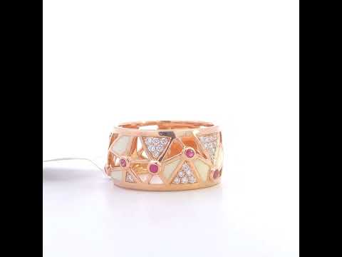 Rotating video showing the jewelry item