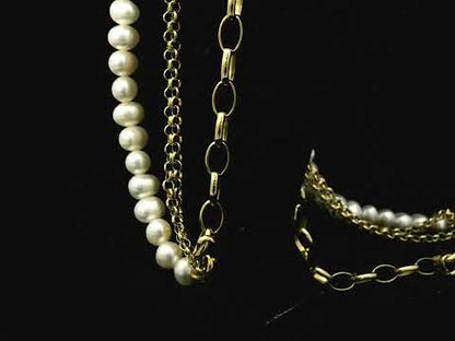 Rotating video showing the jewelry item